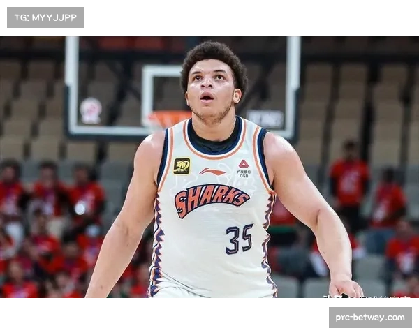 李添荣外线手感火热两场10三分 上海替补得分点稳定输出